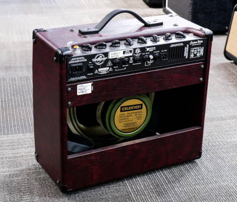 Store Special Product - Traynor - Custom Valve 15 Watt All-Tube 1x12 Guitar Combo Amp - Wine Red